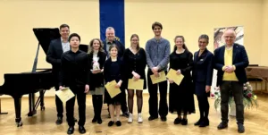 Auf dem Bild: Matthias Prock (Jury), Victor Min, Julia Habiger-Prause (Jury), Stefan Leja (Jury), Laura Sapundzhieva, Alice Schirrmeister, Jakob Freist, Rebecca Voth, Dr. Christine Hühns (Lions Musikbeauftragte), Ingo Brookmann (Lions Vizegovernor).